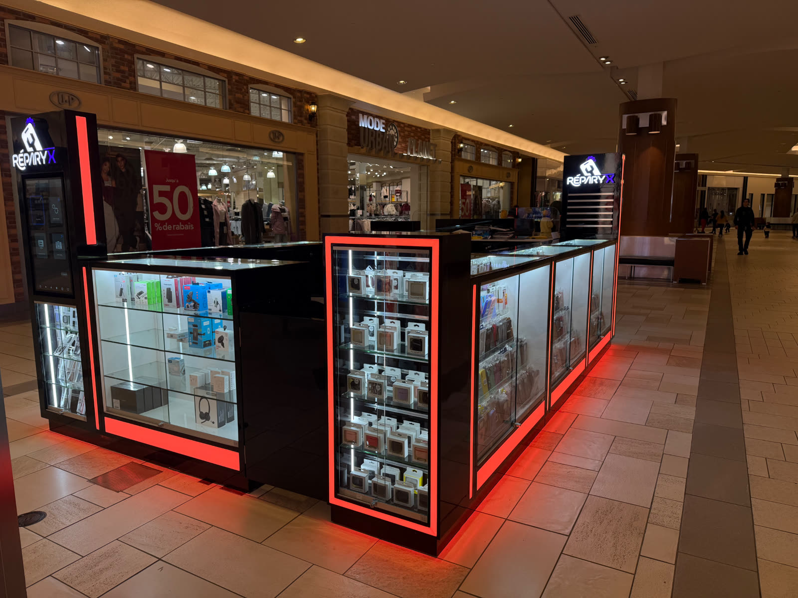 Le kiosque Réparyx et ses vitrines d'accessoires à Québec